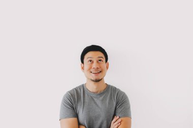 Zeki gülümseme Asyalı çapraz kollar mutlu ve kendinden emin hisseder beyazda..