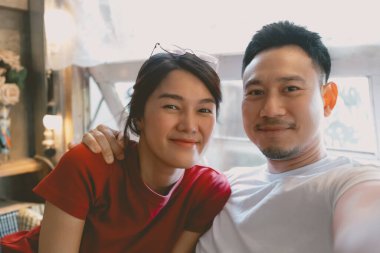 Rahatlamış selfie aşığı Asyalı çiftin eğlenceli ve romantik bir günü..