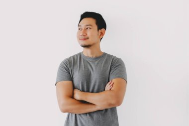 Zeki gülümseme Asyalı çapraz kollar mutlu ve kendinden emin hisseder beyazda..