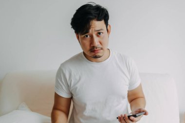 Asyalı üzgün bir adam birine ulaşmaya çalışıyor ama cevap vermiyor..