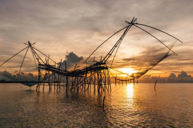 Songkhla Gölü, Phatthalung, Tayland 'da büyük balık ağları kaldırma kulübesi.