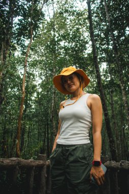 Chumphon, Tayland 'da Mangrov ormanlarını keşfeden Asyalı bir kadın..