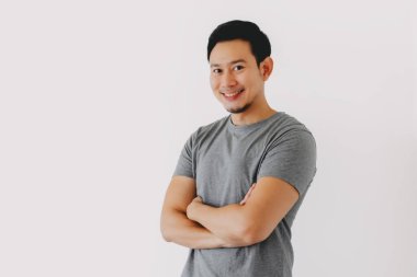 Zeki gülümseme Asyalı çapraz kollar mutlu ve kendinden emin hisseder beyazda..