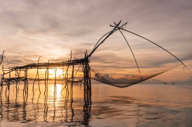 Songkhla Gölü, Phatthalung, Tayland 'da büyük balık ağları kaldırma kulübesi.