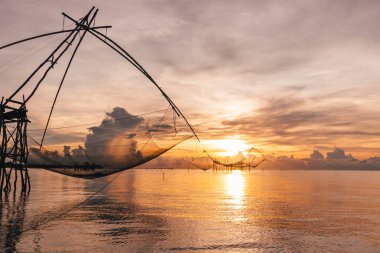 Songkhla Gölü, Phatthalung, Tayland 'da büyük balık ağları kaldırma kulübesi.