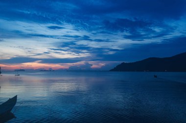 Mangrove Ormanı 'nın şafağından önce Tayland' da okyanus manzarası.
