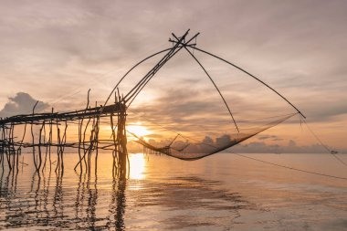 Songkhla Gölü, Phatthalung, Tayland 'da büyük balık ağları kaldırma kulübesi.