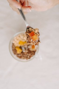 Beyaz masadaki ev yapımı yoğurt bardağını kapat..