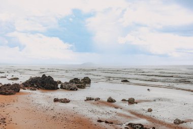 Chumphon, Tayland 'da kırmızı kum ve uçurum kumsalı.