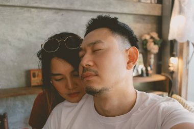 Rahatlamış selfie aşığı Asyalı çiftin eğlenceli ve romantik bir günü..