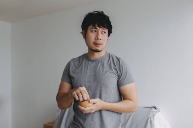 Asyalı adam protein ve magnezyumunu arttırmak için evde fıstık yiyor..