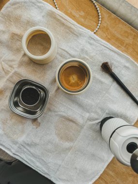 Espresso yapmaya yakın. Fransız kahvesini malzemelerle ve merdivenlerle bastırın..