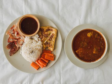 Ev yapımı Tayland pirinçli moo daeng ve sebzeli omlet..