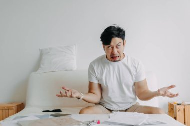 Asyalı adam faturalar ve krediler yüzünden deliye döndü ve çaresiz kaldı..