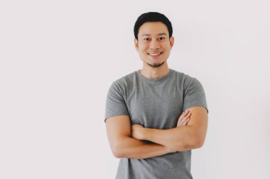 Zeki gülümseme Asyalı çapraz kollar mutlu ve kendinden emin hisseder beyazda..