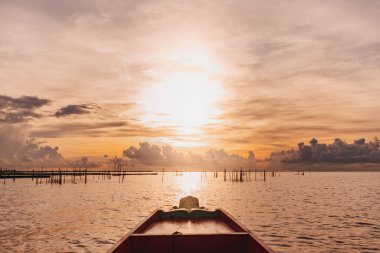 Songkhla Gölü, Phatthalung, Tayland 'da sabah balık ağı manzarası.