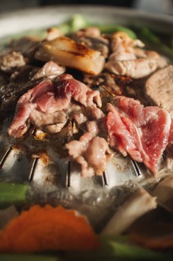 Lezzetli Tayland usulü domuz eti, sıcak tavada barbekü büfesi..