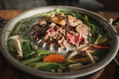 Moo Kra Ta ya da Thai BBQ büfesine yakın çekim, yiyebildiğin kadar ünlü..