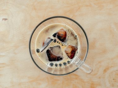 Bir fincan ev yapımı buzlu kahve americano..