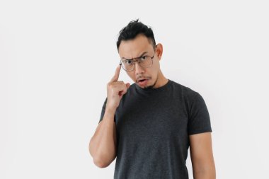 Ciddi kızgın surat Asyalı serbest adam siyah saçlı beyaz tenli.