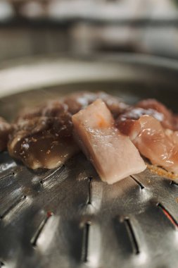 Moo Kra Ta ya da Thai BBQ büfesine yakın çekim, yiyebildiğin kadar ünlü..