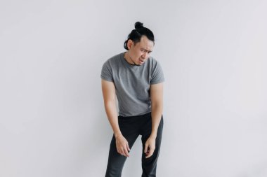 Üzücü ve hayal kırıklığına uğramış gri giysili Asyalı adam beyaz, tam vücut portresi üzerinde izole edilmiş..