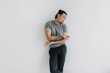 Boş ver, önemli değil, boş ver. Beyaz tenli Asyalı bir adam..