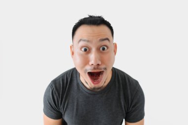 Şaşırdım. Asyalı serbest adam. Siyah saçlı, beyaz saçlı..