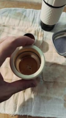 Sabahları sıcak espresso yapan bir adamın yakın çekim sahnesi..