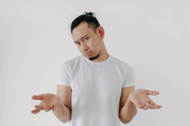 Beyaz tişörtlü Asyalı hangi yüzü olursa olsun omuz silk beyaz üzerinde izole.