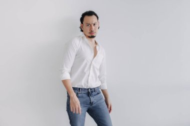 Şüpheli yüz Uzun saçlı, beyaz tişörtlü, beyaz pantolonlu Asyalı adam.