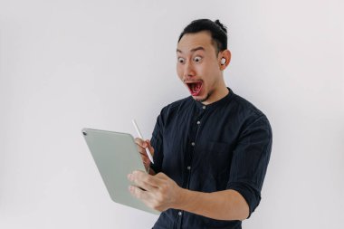 Kulaklık takan Asyalı şaşırtıcı yaratıcı serbest çalışan adam beyazları izole ediyor..