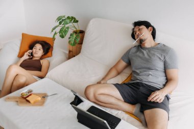 Asyalı çift aşığı, beklemekten bıkmış bir adam..