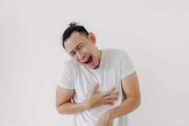 Komik suratlı, beyaz tişörtlü Asyalı adam beyazları soyutluyor..