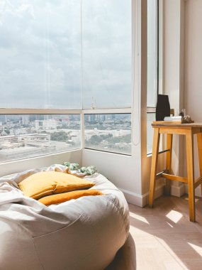 Balkonda güneş ışığını hissediyorum. Evde fasulye torbası kanepe var..