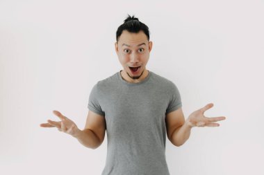 Gri tişörtlü Asyalı adamın mutlu yüzü beyazla izole edilmiş..