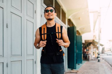 Asyalı turist sırt çantalı adam Asya 'yı gezmek için eski kasabayı geziyor..