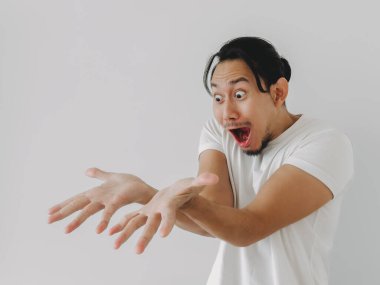 Komik, Asyalı adam elindeki boş ürüne bakıyor..