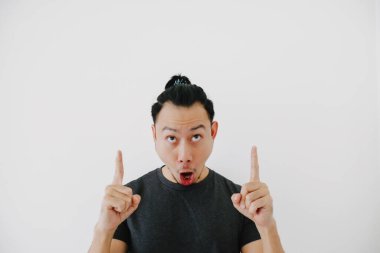 Vay ve etkileyici Asyalı adam elini siyah tişörte doğrulttu..