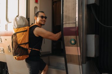 Asyalı turist turist trene biniyor..