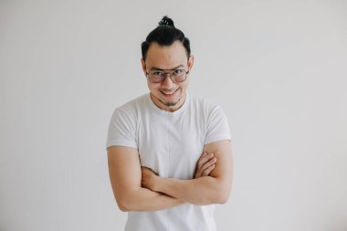 Gülümseyen ve kendinden emin Asyalı erkek kolu beyaz arka planda soyutlandı..