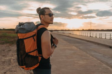 Asyalı turist turistin nehir manzarası var..