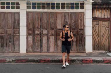 Turist gezgini Asyalı adam güneş çok sıcak olduğu için dinleniyor..