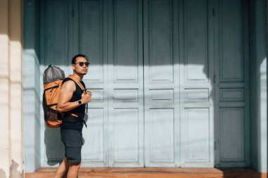 Asya 'da seyahat eden Asyalı turist..