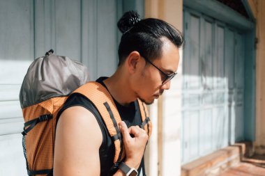 Asya 'da seyahat eden turist sırt çantalı Asyalı adam..