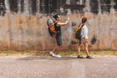 Asya 'nın eski kasabasında sokakta yürüyen Asyalı çift turist..