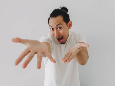 Komik, Asyalı adam elindeki boş ürüne bakıyor..