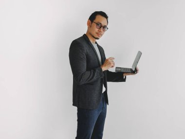 Asyalı iş adamının tablet bilgisayar kullanan yarısı beyazı izole ediyor..