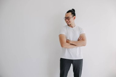 Gülümseyen ve kendinden emin Asyalı erkek kolu beyaz arka planda soyutlandı..