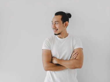 Gülümse mutlu Asyalı adam boş içeriğe bakıyor beyazın üzerindeki izolasyona..